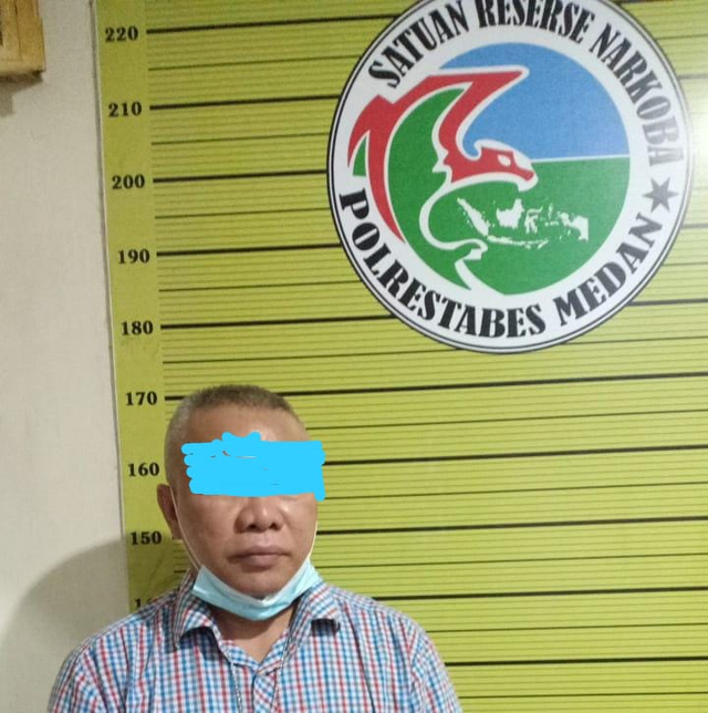 Sekda Nias Utara saat diamankan polisi. Foto: Rahmat Utomo/kumparan
