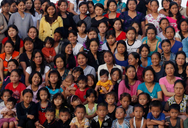 Anggota keluarga Ziona berfoto bersama di luar kediaman mereka di Baktawng. Foto: Adnan Abidi/REUTERS