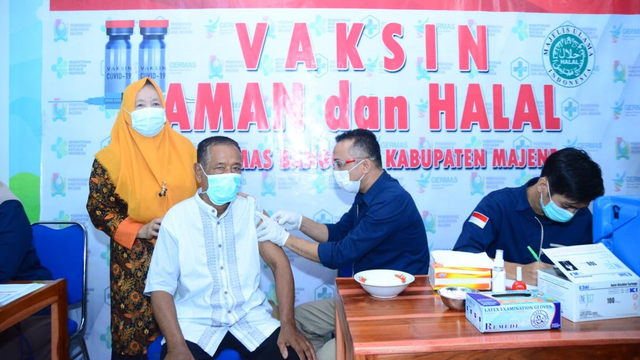 Vaksinasi bagi warga lanjut usia di Kabupaten Majene, Sulawesi Barat. Foto: Dok. Humas Pemkab Majene