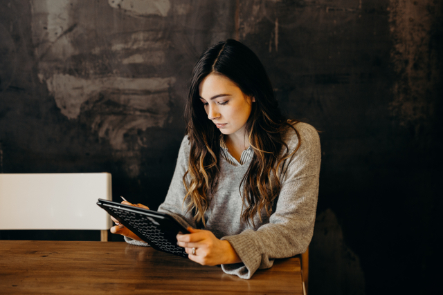 Pemberian motivasi dapat meningkatkan kinerja pegawai. Foto : Brooke Cagle/Unsplash