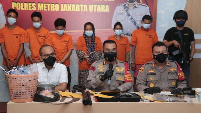 Kapolres Metro Jakarta Utara Kombes Guruh Arif Darmawan (tengah) saat konferensi pers kasus narkoba yang diungkap di Kampung Bahari, Tanjung Priok, Jakarta Utara, Senin (14/6). Foto: Polres Jakarta Utara