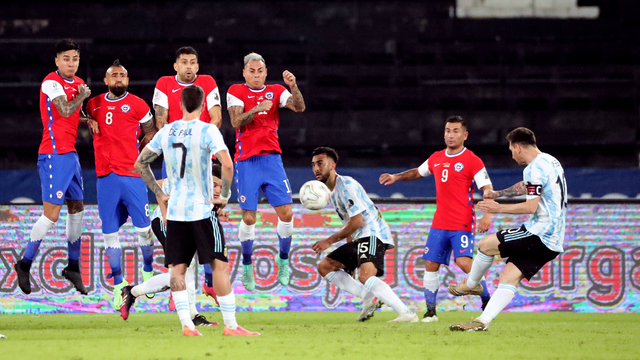 Pemain Argentina Lionel Messi mencetak gol di Estadio Nilton Santos, Rio de Janeiro, Brasil, Senin (14/6). Foto: Sergio Moraes/REUTERS