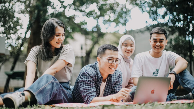 Ilustrasi generasi zillenial bekerja di kantor. Foto: Aditia Noviansyah/kumparan