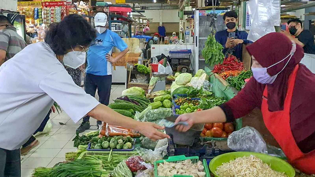Menteri Keuangan Sri Mulyani berkunjung ke Pasar Santa, Jakarta Selatan, untuk berbelanja dan menjelaskan PPN Sembako (14/6). Foto: Instagram/@smindrawati