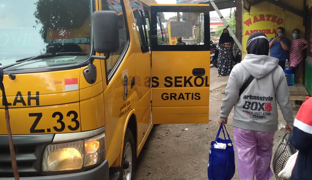 Keluarga di Jakarta Timur yang dibawa ke Wisma Atlet karena positif COVID-19 setelah pulang liburan. Foto: Pemkot Jaktim