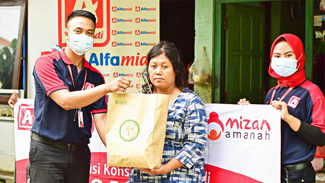 Alfamidi menyalurkan bantuan donasi dari para konsumen untuk masyarakat kurang mampu dan juga terdampak COVID-19. (foto: istimewa)