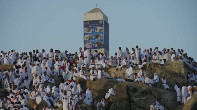 Jemaah haji mendaki bukit Jabal Rahmah ketika melaksanakan wukuf di Arafah. Foto: Darmawan/Media Center Haji