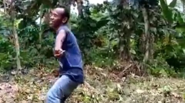 Aksi lucu pria yang sedang bergoyang sensor di tengah hutan. Foto : Facebook Alvian Ali Poetra Rayabelen