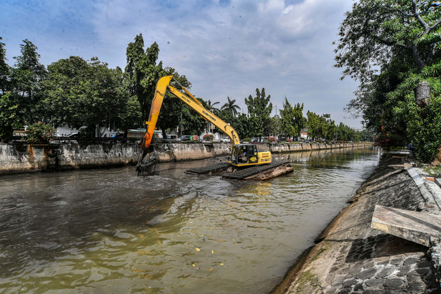 Pengerukan lumpur menggunakan beko di Kali Pasar Baru, Jakarta, Selasa (15/6/2021). Foto: Muhammad Adimaja/Antara Foto