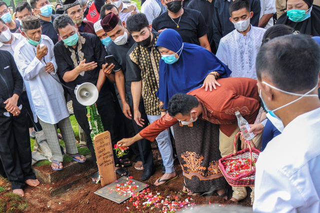 Sejumlah keluarga Almarhum Markis Kido melakukan prosesi tabur bunga di TPU Kebon Nanas, Jakarta Timur, Selasa (15/6).  Foto: Fakhri Hermansyah/ANTARA FOTO