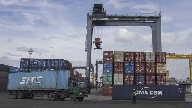 Suasana aktivitas kendaraan peti kemas di Pelabuhan Tanjung Priok. Foto: ANTARA FOTO/Asprilla Dwi Adha