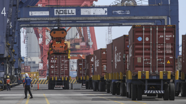 Suasana aktivitas kendaraan peti kemas di Pelabuhan Tanjung Priok. Foto: ANTARA FOTO/Asprilla Dwi Adha