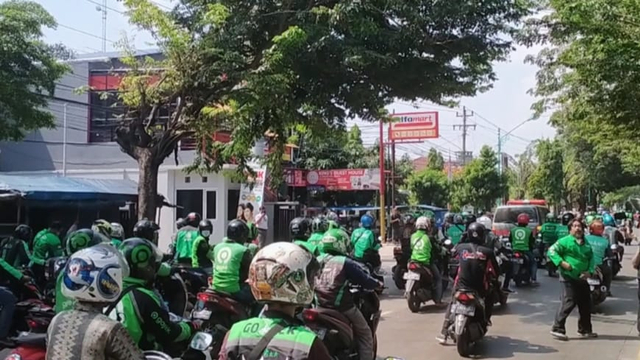 Ratusan ojol mengantar jenazah korban dari Brebes ke Tegal. (Foto: Fajar Eko Nugroho)