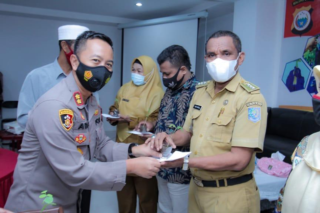 Kapolres Ternate menyerahkan tanaman herbal ke salah satu camat. Foto: Humas Polres
