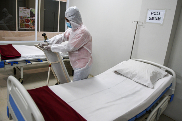 Petugas mendorong tabung oksigen saat menyiapkan ruangan perawatan pada Tower 8 Rumah Sakit Darurat COVID-19 (RSDC) Wisma Atlet Pademangan, Jakarta, Selasa (15/6).  Foto: M Risyal Hidayat/ANTARA FOTO