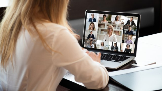 Ilustrasi seseorang sedang menggunakan Zoom. Foto: Pixabay