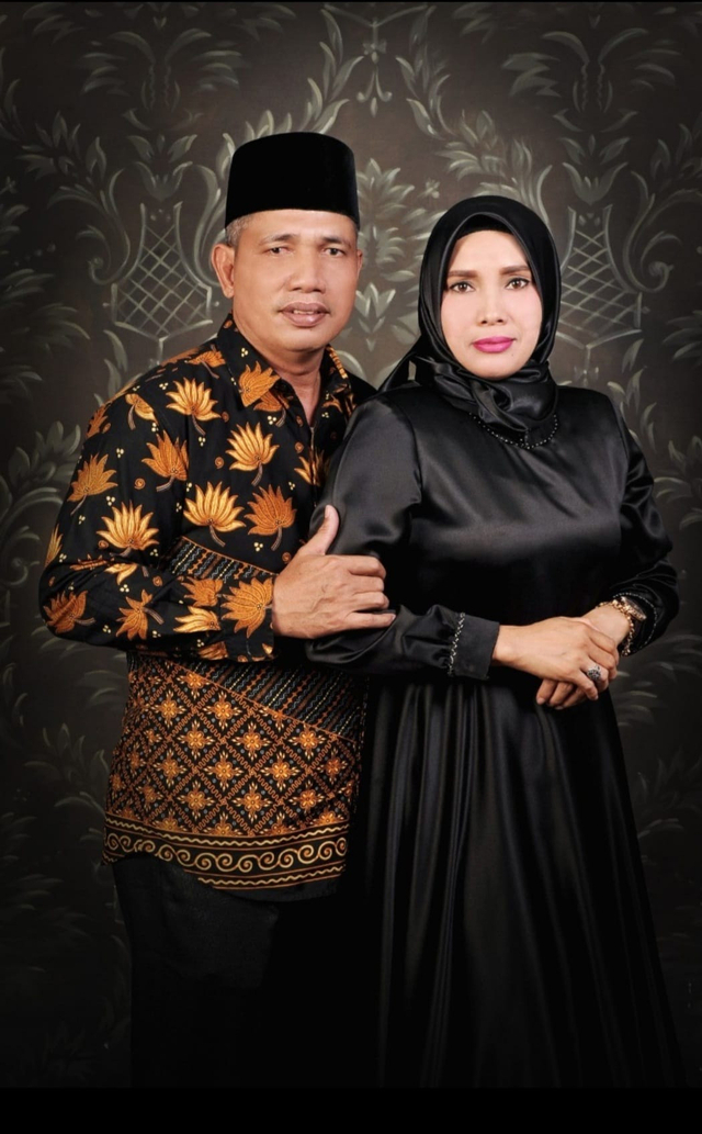 KHAIRUDDIN Siregar bersama istrinya, Ervina Lubis.