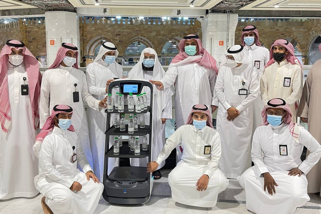 Robot pengantar air zam zam. Foto: Twitter/@ReasahAlharmain