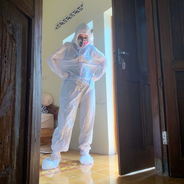 Zaskia Adya Mecca pakai APD untuk memeluk anak. Foto: Instagram/@zaskiadyamecca