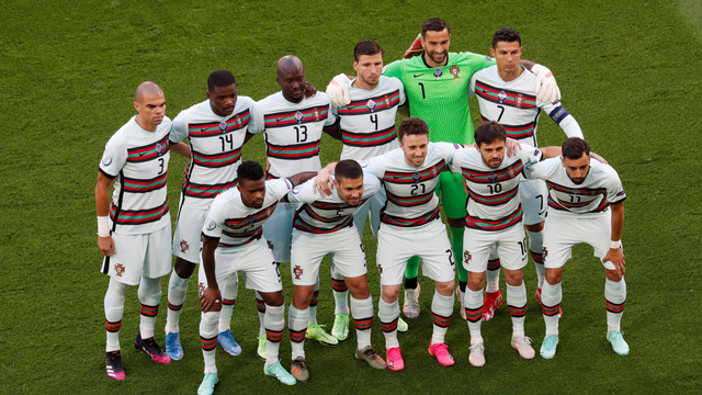 Pemain Timnas Portugal berpose untuk foto grup tim sebelum pertandingan pada laga Euro 2020 di Puskas Arena, Budapest, Hongaria, Selasa (15/6). Foto: Pool via REUTERS/Laszlo Balogh