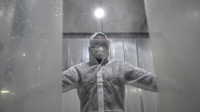 Seorang tenaga kesehatan membersihkan diri usai bertugas merawat pasien di RSDC Wisma Atlet Kemayoran, Jakarta, Selasa(15/6/2021). Foto: M Risyal Hidayat/ANTARA FOTO