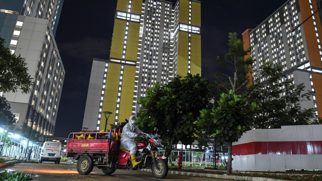 Seorang tenaga kesehatan mengendarai kendaraan yang membawa sepatu untuk disterilkan di RSDC Wisma Atlet Kemayoran, Jakarta, Selasa (15/6/2021). Foto: M Risyal Hidayat/ANTARA FOTO