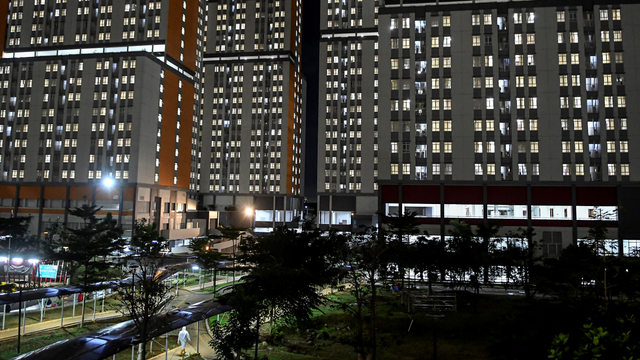 Seorang tenaga kesehatan berjalan di selasar Rumah Sakit Darurat COVID-19 (RSDC) Wisma Atlet Kemayoran, Jakarta, Selasa (15/6/2021). Foto: M Risyal Hidayat/ANTARA FOTO