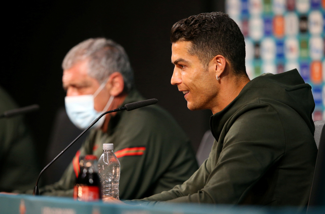Pemain Portugal Cristiano Ronaldo saat konferensi pers UEFA. Foto: Handout via REUTERS