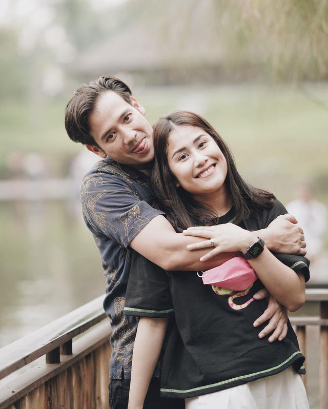 Tarra Budiman dan istrinya, Gya Sadiqah. Foto: Instagram/tarrabudiman