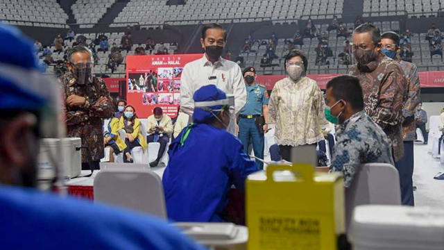 Presiden Joko Widodo memberikan tinjau vaksinasi COVID-19 di Tenis Indoor Senayan, Jakarta, 16/6. Foto: Lukas/Biro Pers Sekretariat Presiden