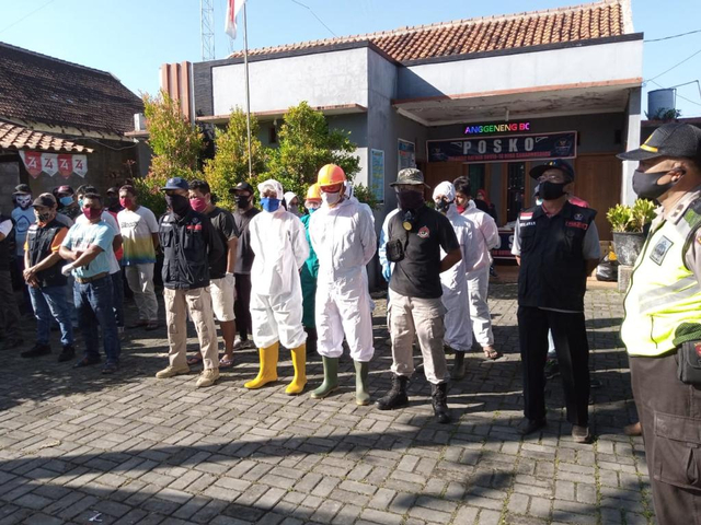 Petugas penyemprot disinfektan di Desa Karanggeneng, Boyolali, Jateng. Foto: Dok. Pemdes Karanggeneng