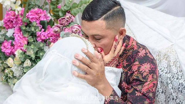 Mempelai bercadar, Cristin Natalia (21), dan sang Ayah yang seorang pendeta. Foto: Dok. Instagram.com/christin_natalia.ip