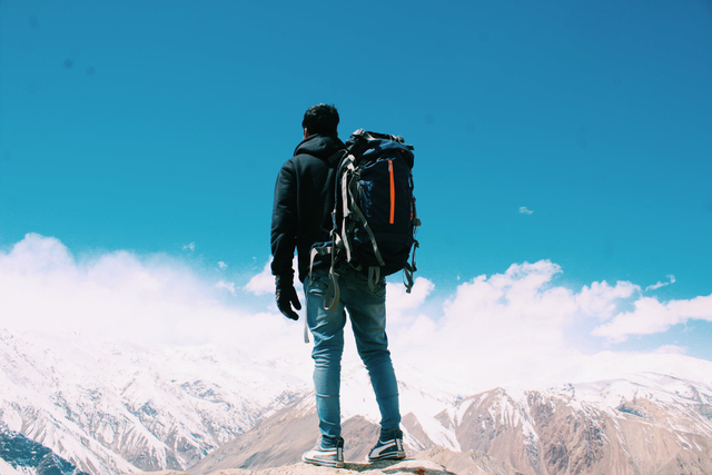 Ilustrasi seorang backpacker. Foto: Pawan Yadav/pexels
