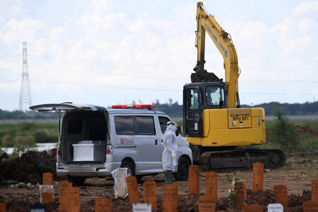 Petugas bersiap memakamkan jenazah dengan protokol COVID-19 di TPU Rorotan, Cilincing, Jakarta Utara, Selasa (15/6/21). Foto: Sigid Kurniawan/ANTARA FOTO