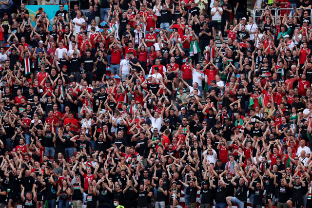 Penonton saat menyaksikan laga Hongaria melawan Portugal pada pertandingan grup F Euro 2020 di Puskas Arena, Budapest, Hongaria. Foto: Alex Pantling/Pool/REUTERS