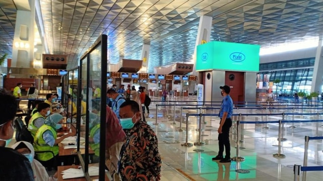 Ilustrasi petugas imigrasi di bandara. Foto: Dok. Angkasa