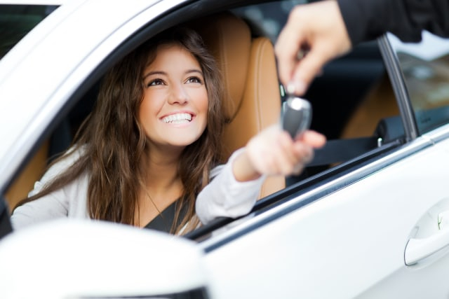 Beli mobil baru Foto: Shutterstock