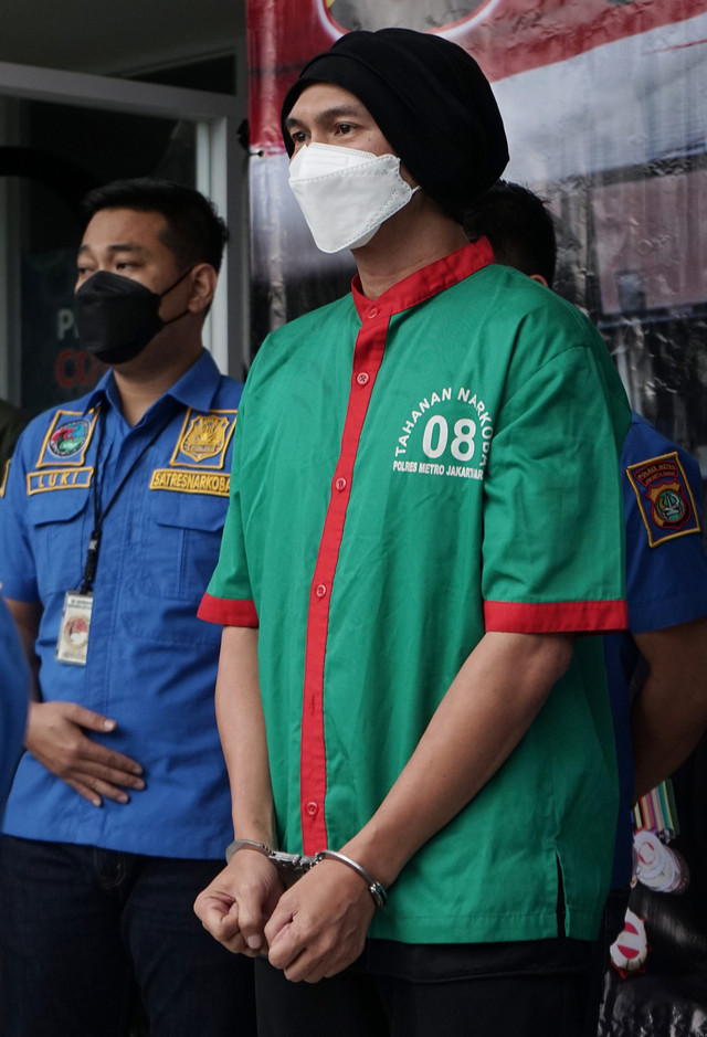 Tersangka Erdian Aji Prihartanto alias Anji dihadirkan saat rilis penyalahgunaan narkoba di Polres Jakarta Barat, Jakarta, Rabu, (16/6). Foto: Ronny