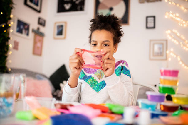 Ilustrasi anak-anak sedang bermain slime. Foto: iStock