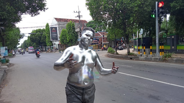 Wawan Setiawan (25) saat bergaya di salah satu lampu merah di Kabupaten Tuban. (foto: ayu/beritabojonegoro)