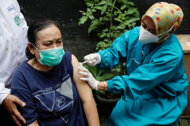Petugas kesehatan memberikan vaksin corona dosis pertama kepada warga di Desa Sindanglaya, Cianjur. Foto: Willy Kurniawan/REUTERS