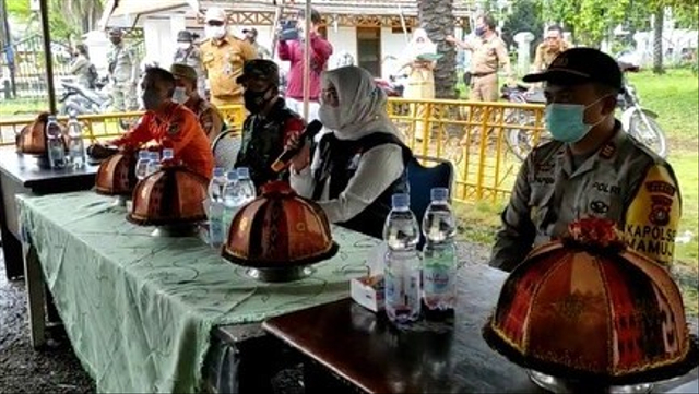 Bupati Mamuju Sitti Sutinah Suhardi saat melepas tim assesmen rumah rusak yang terdampak gempa 6,2 magnitudo. Foto: Dok. Humas Pemkab Mamuju
