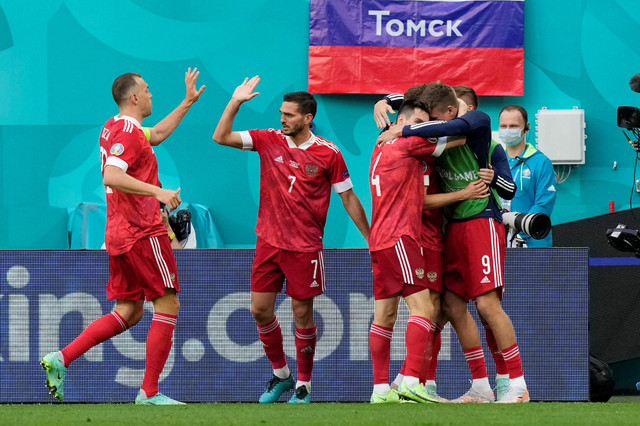 Selebrasi pemain Timnas Rusia usai mencetak gol ke gawang Timnas Finlandia pada pertandingan grup B Euro 2020 di Saint Petersburg Arena, Saint Petersburg, Rusia.
Foto: Dmitri Lovetsky/Pool/REUTERS