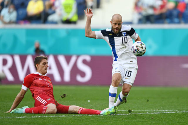 Pemain Timnas Rusia Igor Diveyev berebut bola dengan pemain Timnas Finlandia Teemu Pukki pada pertandingan grup B Euro 2020 di Saint Petersburg Arena, Saint Petersburg, Rusia. Foto: Kirill Kudryavtsev/REUTERS