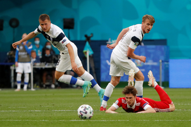 Pemain Timnas Rusia Aleksei Miranchuk berusaha melewati hadangan dua pemain Timnas Finlandia pada pertandingan grup B Euro 2020 di Saint Petersburg Arena, Saint Petersburg, Rusia. Foto: Evgenia Novozhenina/REUTERS