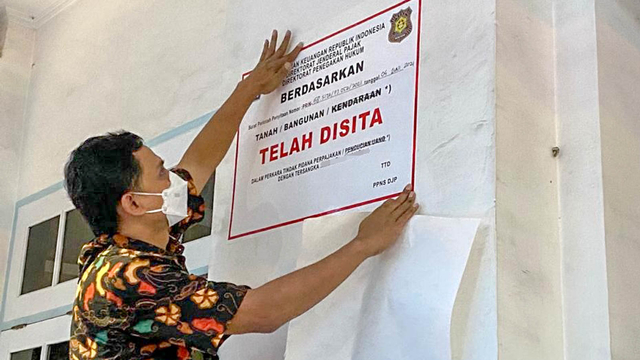 Petugas pajak menyita bangunan milik warga yang menunggak pembayaran pajak. Foto: Dok. Ditjen Pajak
