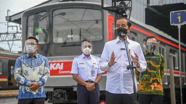 Presiden Joko Widodo memberikan sambutan saat tiba di Stasiun Bogor untuk meninjau vaksinasi COVID-19 di Stasiun Kota Bogor, Jawa Barat (17/6). Foto: Dok. Lukas - Biro Pers Sekretariat Presiden