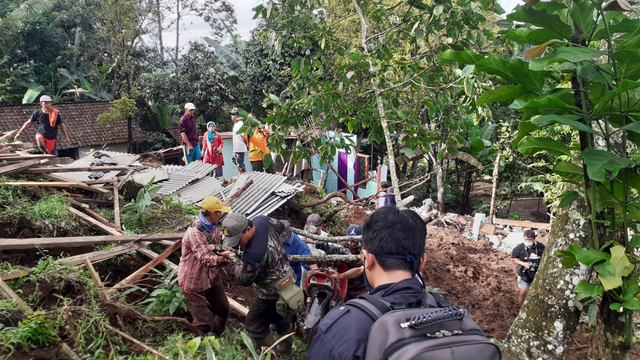 Tanah longsor menimpa tiga rumah warga di Dusun Sadang, Desa Pakel, Kecamatan Licin, Banyuwangi.   Foto: Dok. Istimewa