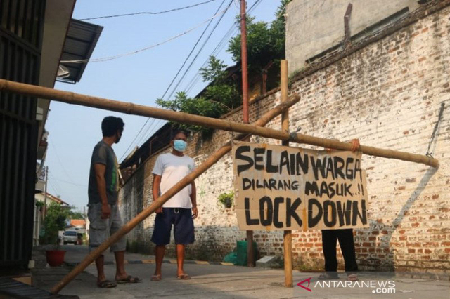 Warga menutup lingkungnya untuk penanganan COVID-19 di Kudus. Foto: Akhmad Nazaruddin Lathif/ANTARA
