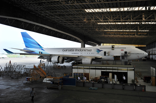 Ilustrasi pesawat Garuda Indonesia di hanggar. Foto: Adek Berry/AFP
